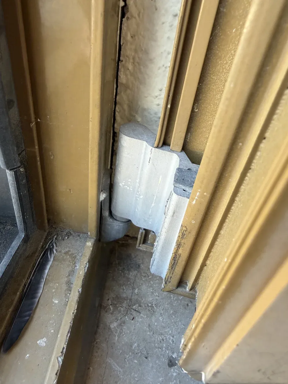 Schadensbilder: Ausgebauter Fensterrahmen mit alter Dämmung