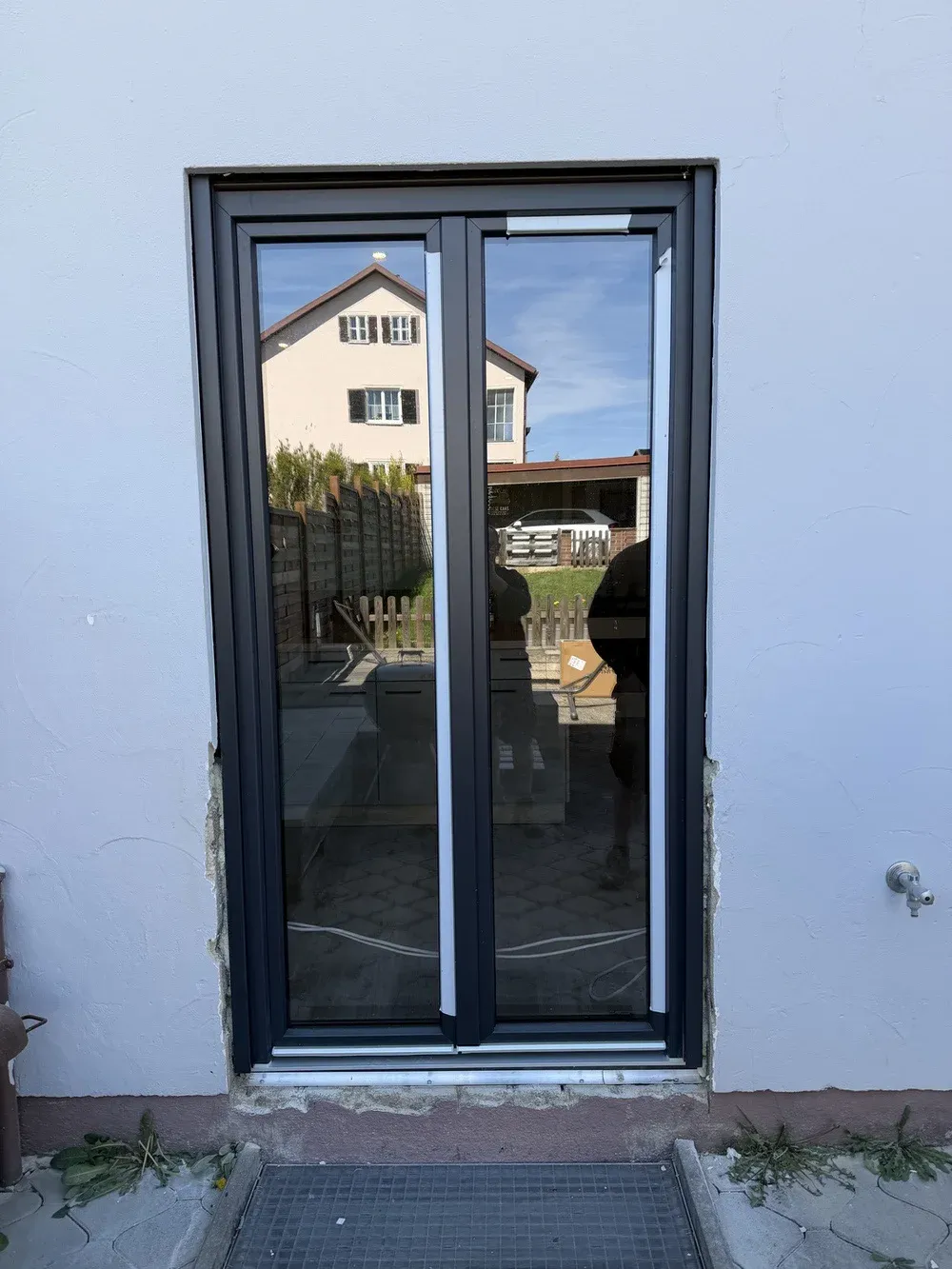 Privathaushalte: Anthrazitfarbene Fenstertür von außen