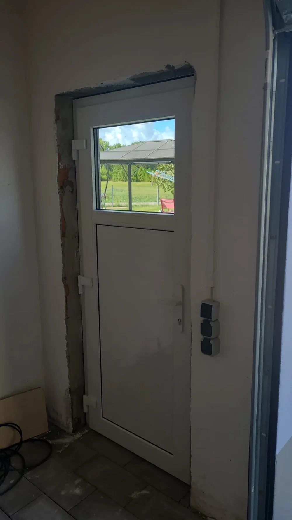 Sanierung: Neue Nebeneingangstür im Altbau, Laibung ringsum noch offen