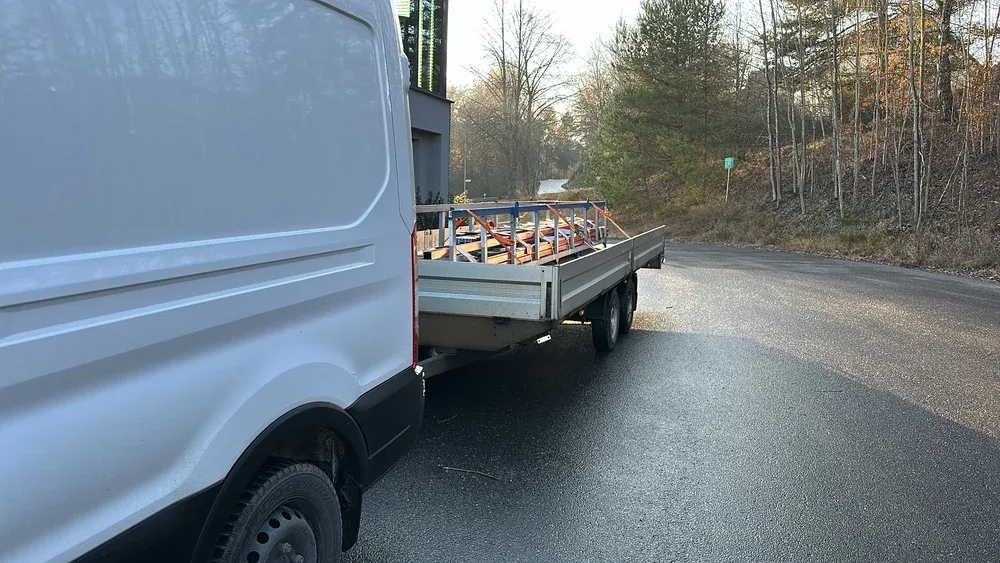 Firmenfahrzeug mit Anhänger auf dem Weg zum Einsatz